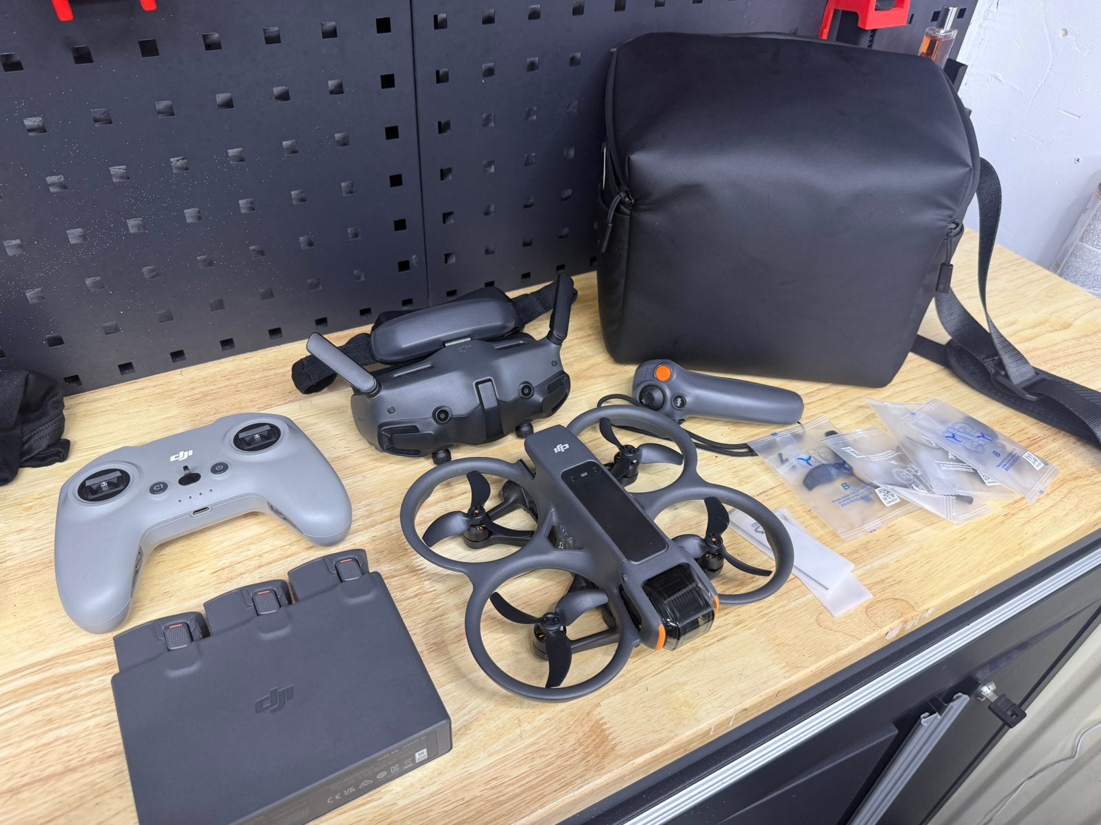 Avata 2 fly more combo (goggles 3 + FPV controller 3), 250 tot 900 gram, Extra accu('s), 5 tot 10 kilometer, Ophalen of Verzenden