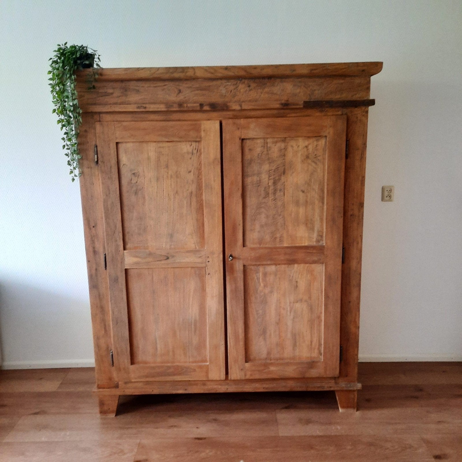 Sfeervolle en robuuste massief houten kast, Ophalen