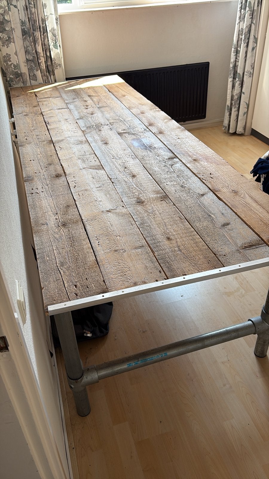 Robuuste houten tafel met metalen onderstel, Gebruikt, 200 cm of meer, Vier personen, Rechthoekig