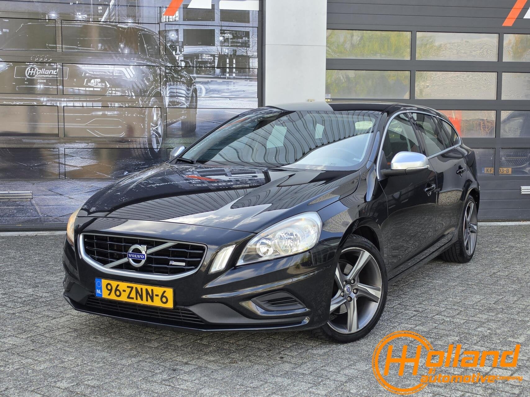 Volvo V60 1.6 T3 R-Design, Gebruikt, 4 cilinders, 1600 kg, Autotrust