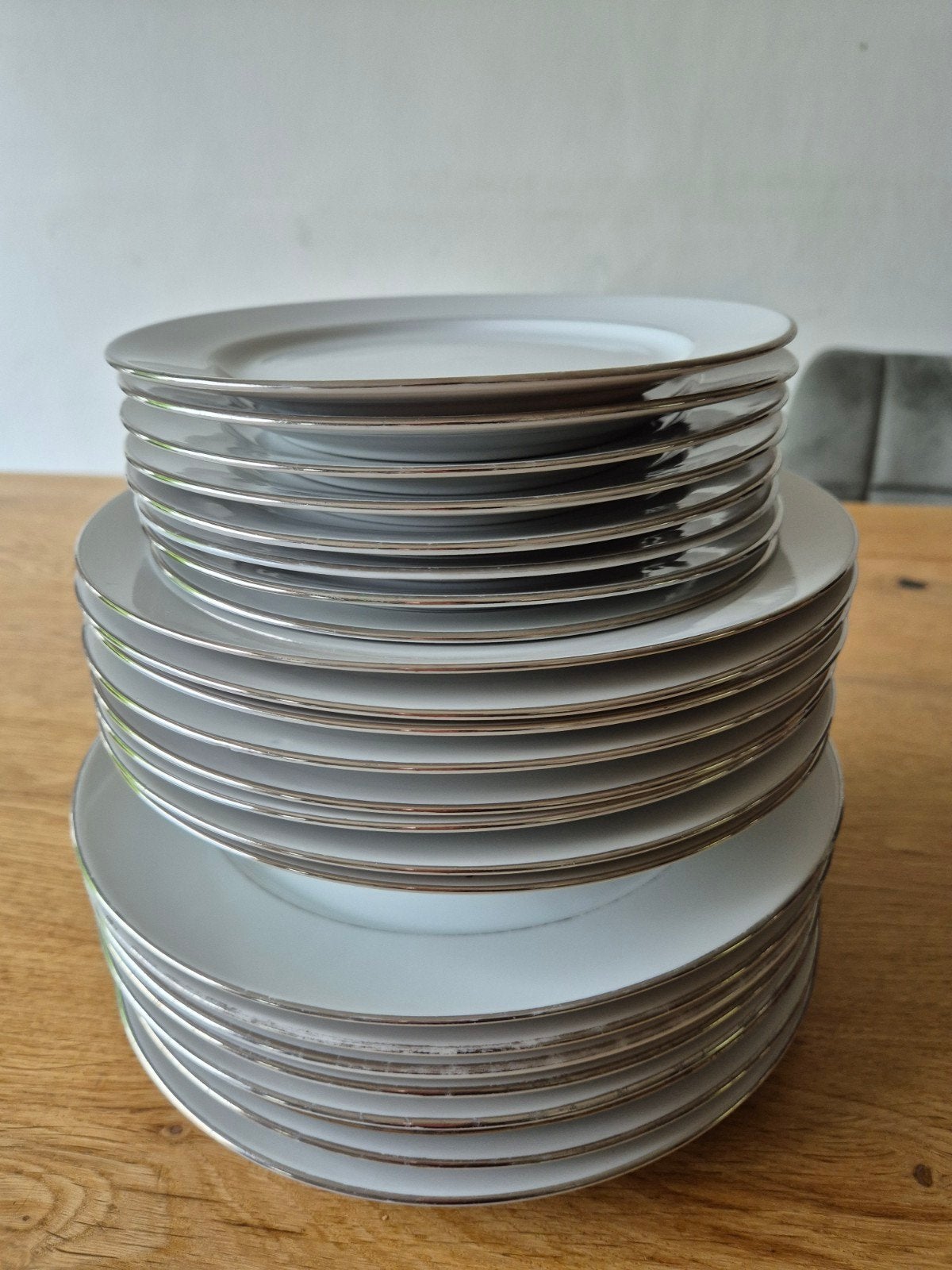 GRATIS . Wit servies met zilveren rand - 30-delig, Ophalen, Porselein, Overige stijlen, Bord(en)