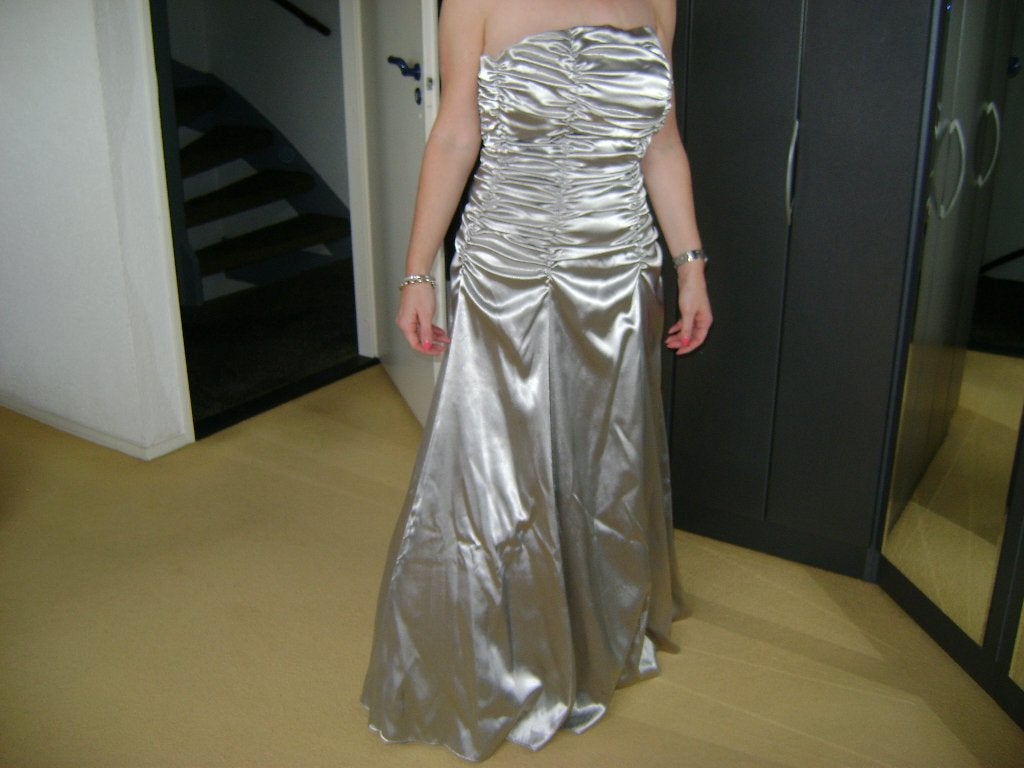 zilverkleur 2del gala jurk /stola van satijn achtige stof 36, Kleding | Dames, Galajurk, Ophalen of Verzenden, Zo goed als nieuw