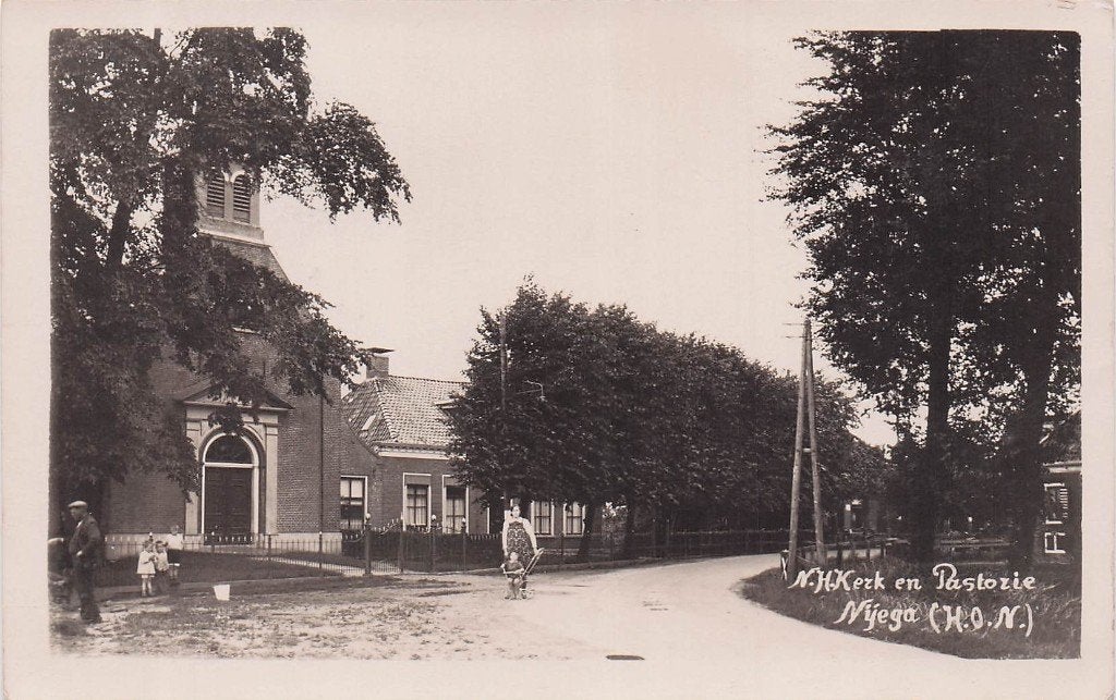 Nijega FOTOKAART - NH Kerk met Pastorie (gel. 1934), Ophalen of Verzenden, 1920 tot 1940, Gelopen, Friesland