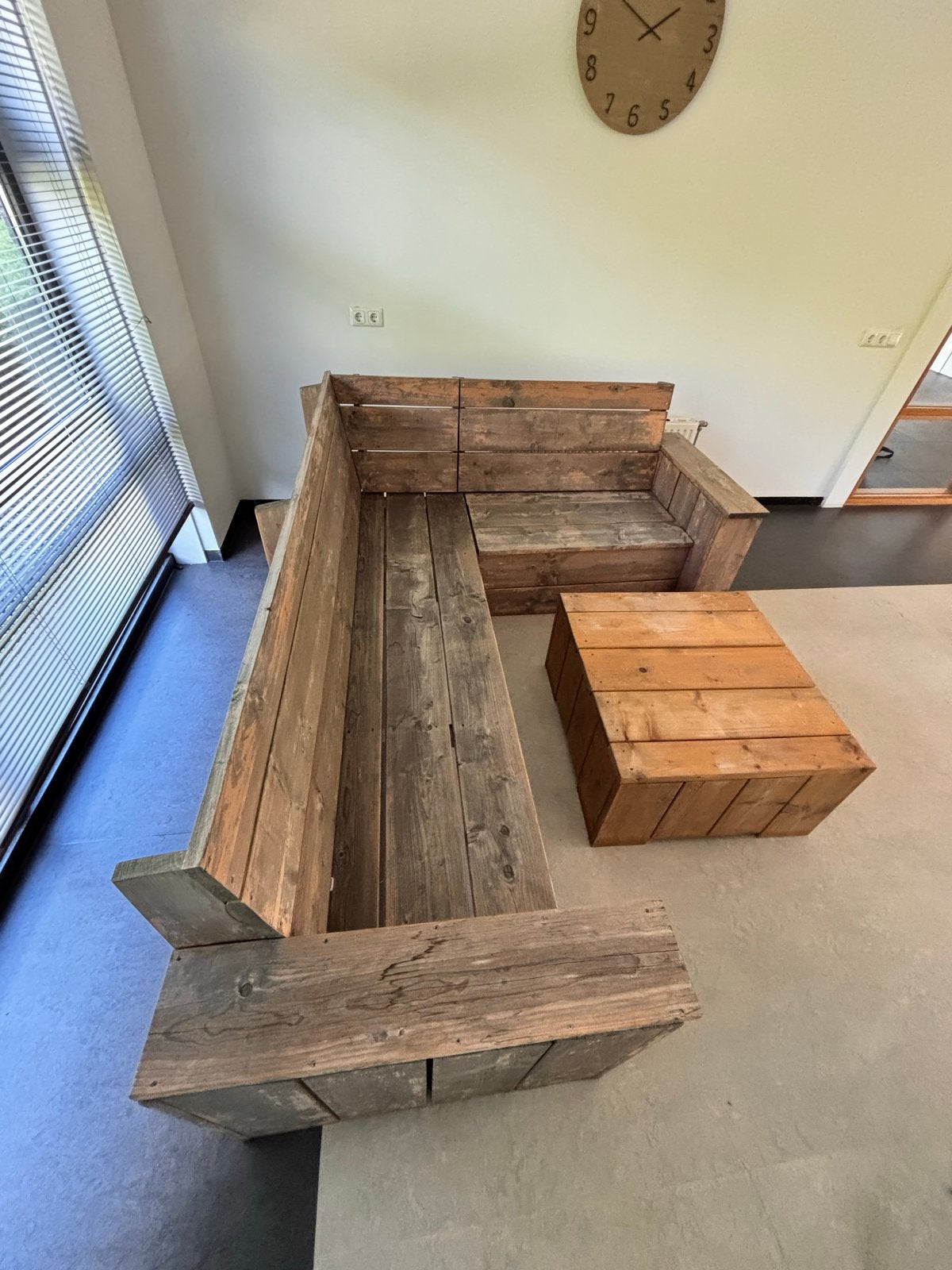Robuuste hoekbank met salontafel van steigerhout, Huis en Inrichting, Ophalen, Gebruikt, Hout