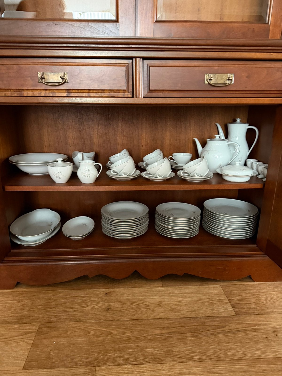 Uitgebreid servies Gertie 54 – fijn decor en gouden rand, Antiek en Kunst, Ophalen