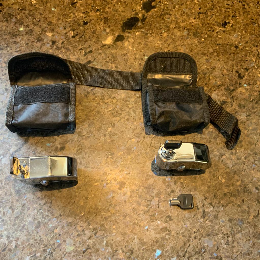 2 Schijfremsloten met hoesjes en sleutels, Ophalen of Verzenden, Zo goed als nieuw