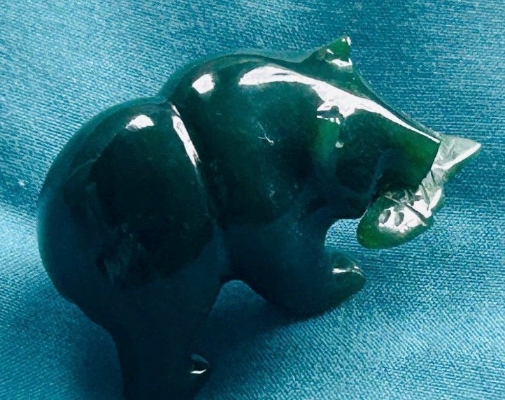 Vintage Canadese Donkergroene Jade Nefriet Miniatuur Beer, Verzenden, Gebruikt, Wild dier, Beeldje of Figuurtje