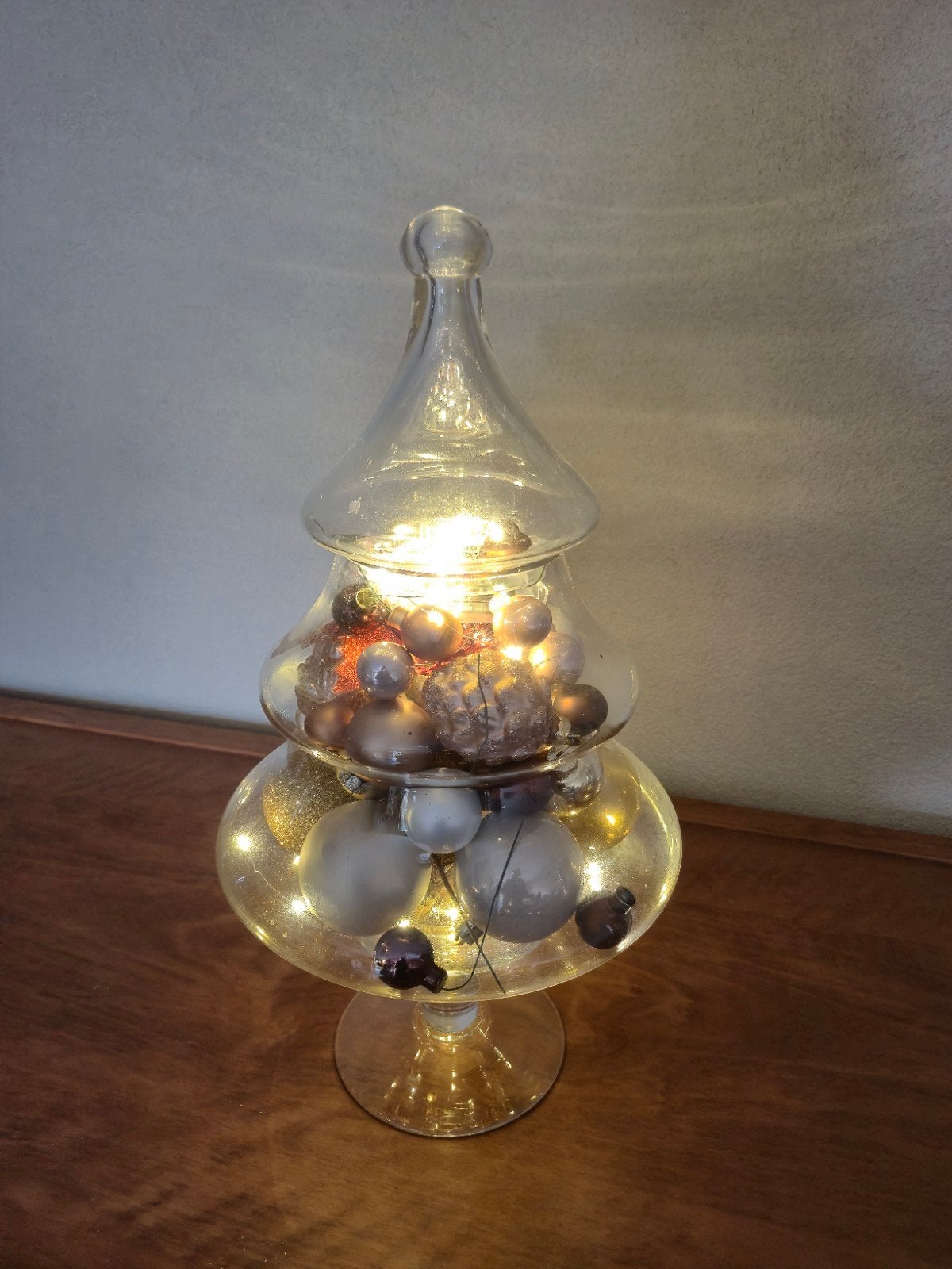 Glazen kerstboom met kerstversiering en led verlichting, Diversen, Ophalen of Verzenden, Zo goed als nieuw
