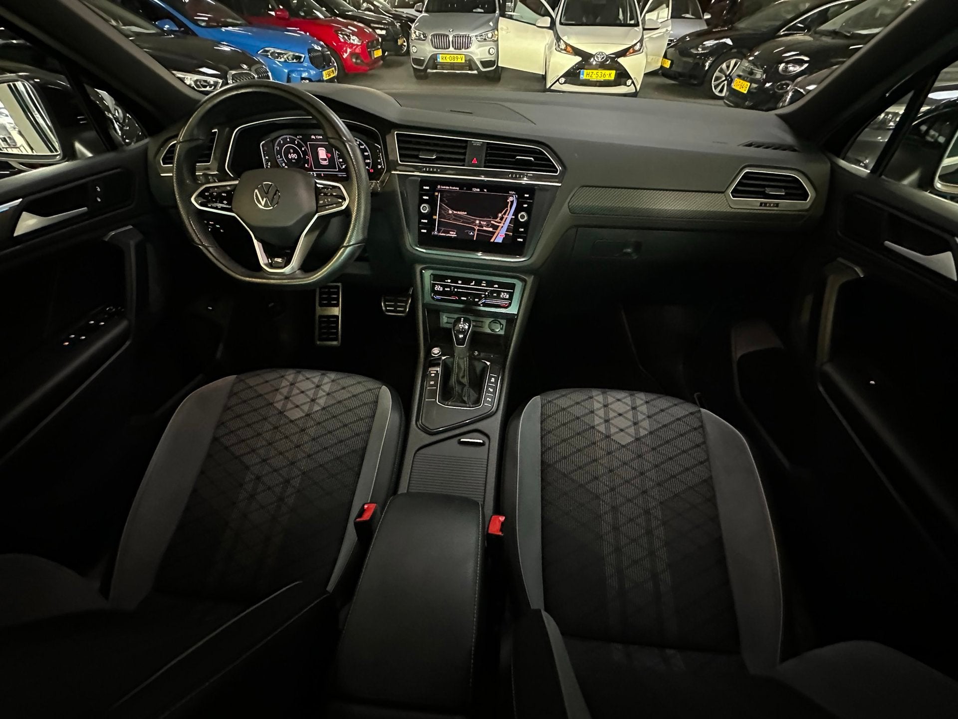 Volkswagen Tiguan 1.5 TSI R-Line Business+/1STE EIG/CAMERA/C, Auto's, Euro 6, 4 cilinders, 150 pk, Alcantara