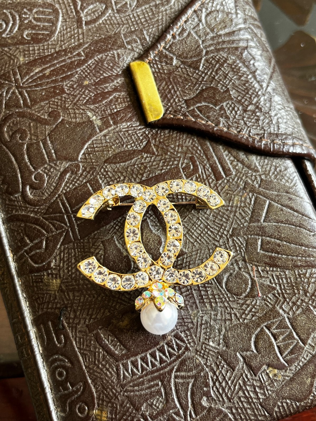 Mooie broche met steentjes en parel, Sieraden, Tassen en Uiterlijk, Broches, Overige materialen, 4 tot 7 cm, Nieuw, Ophalen of Verzenden