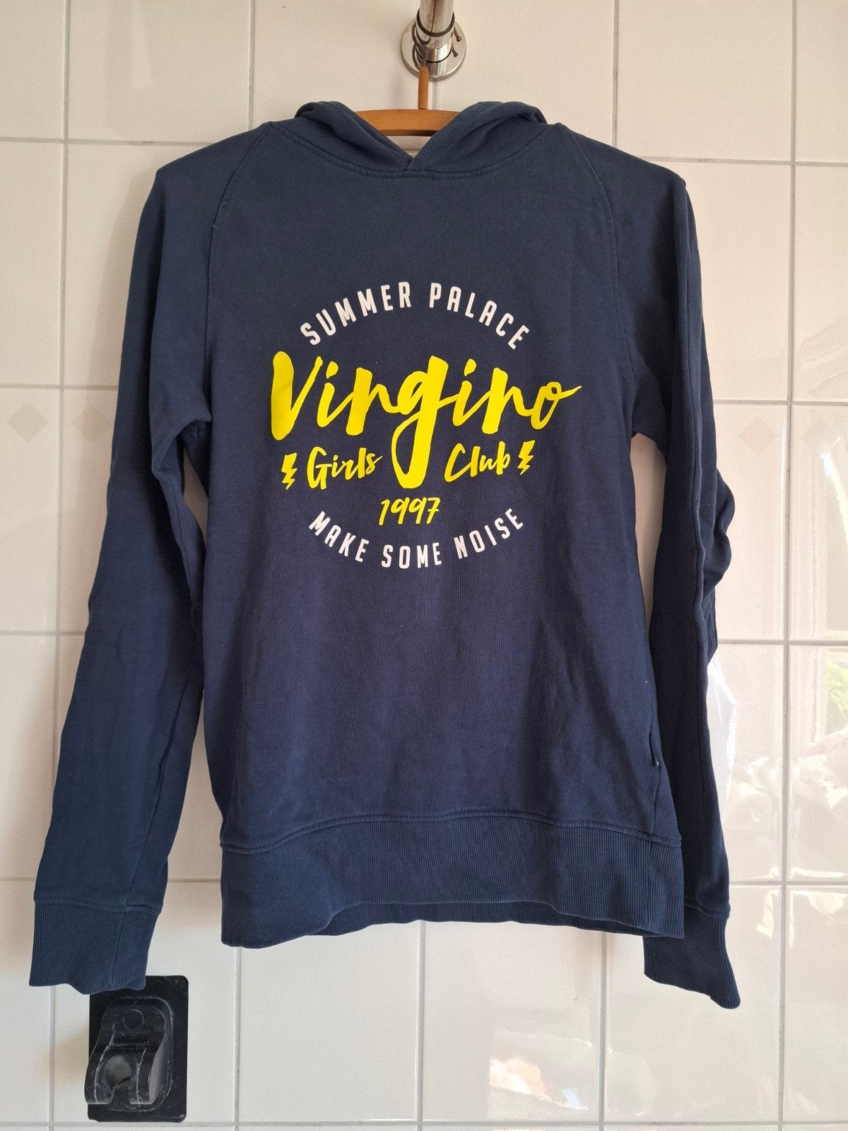 Vingino hoodie maat 176 - Donkerblauw met gele opdruk #76, Gebruikt, Meisje, Trui of Vest, Ophalen of Verzenden