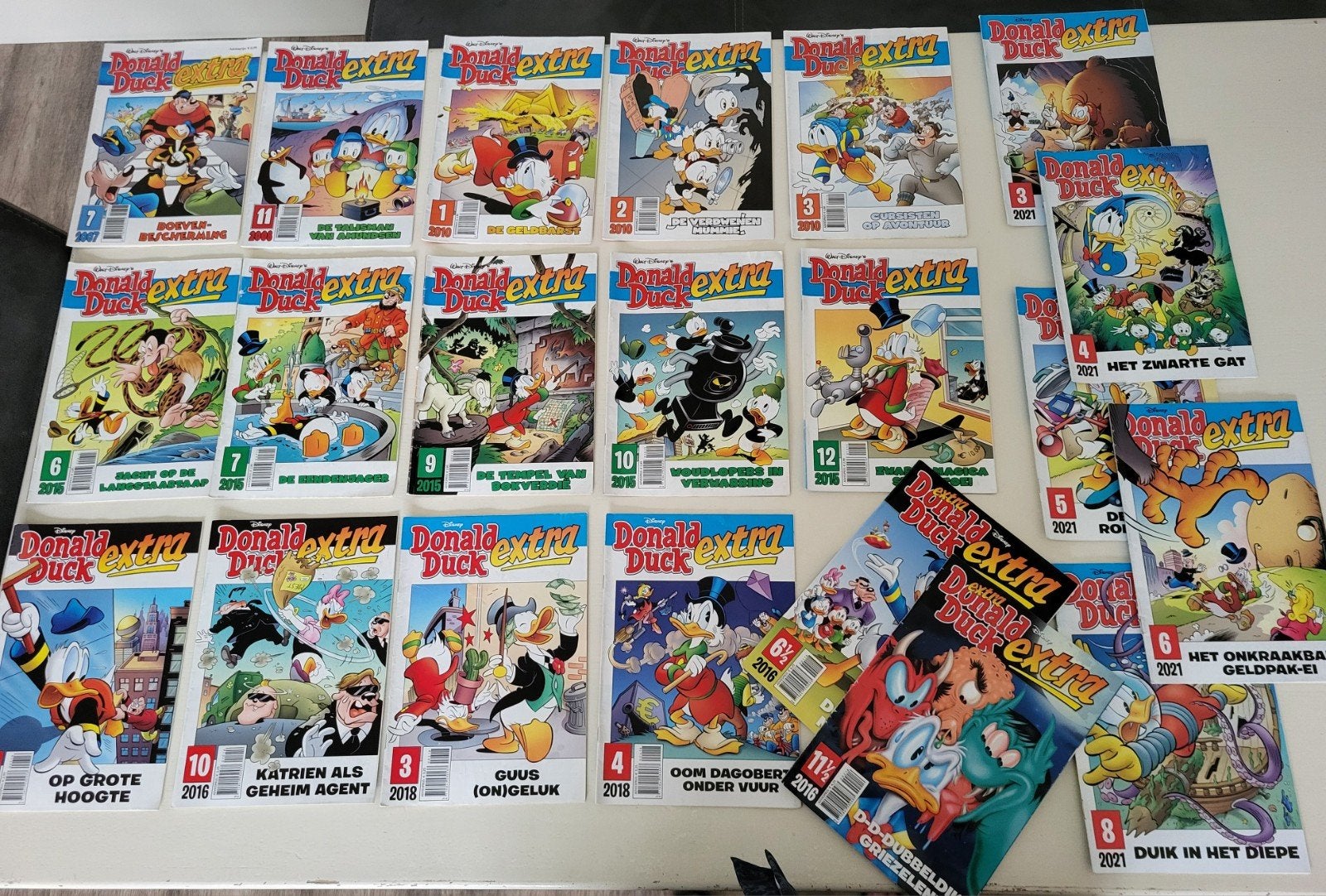 Donald Duck extra en specials, Meerdere stripboeken, Ophalen of Verzenden, Gelezen