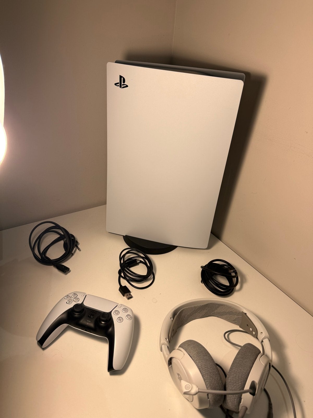 PS5 Digital Edition + SteelSeries Arctis 7P + Controller, Spelcomputers en Games, Games | Sony PlayStation 5, Zo goed als nieuw