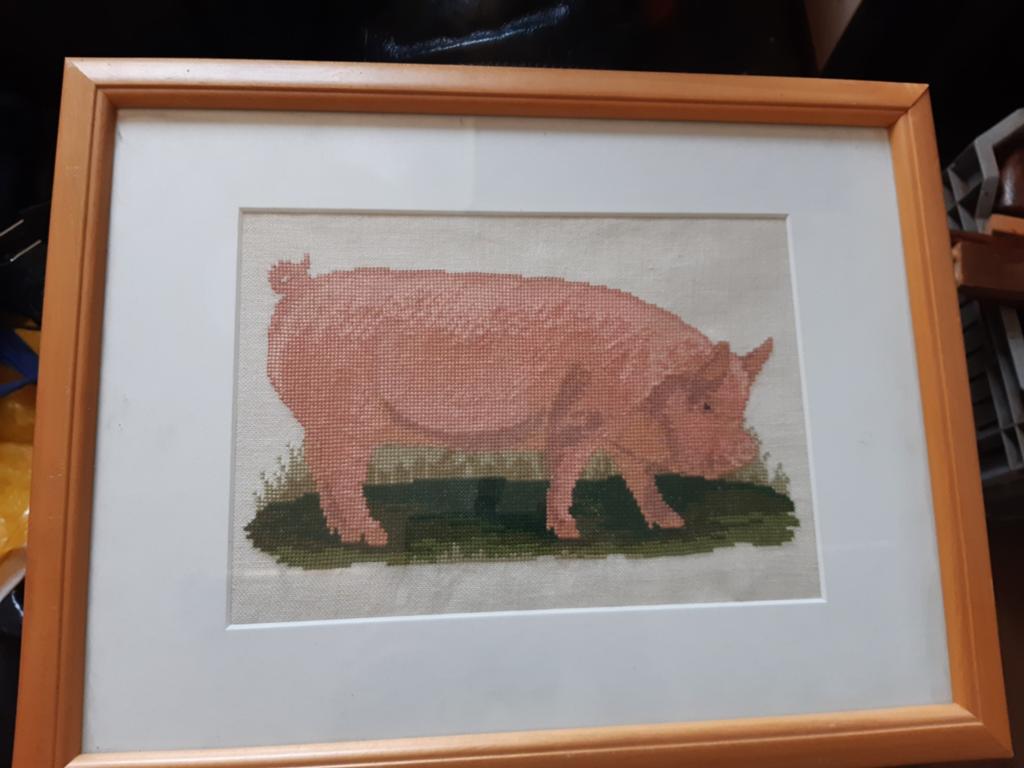 Schilderij ingelijst borduurwerk: Roze varken in het gras, Ophalen