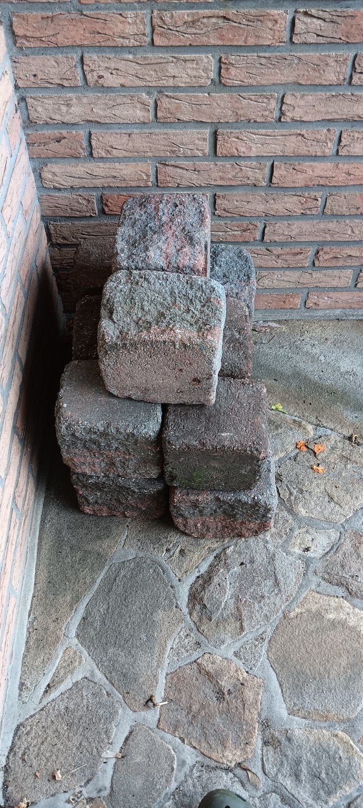 Gratis 14 stapel stenen., Ophalen, Gebruikt, Beton, Waterornament