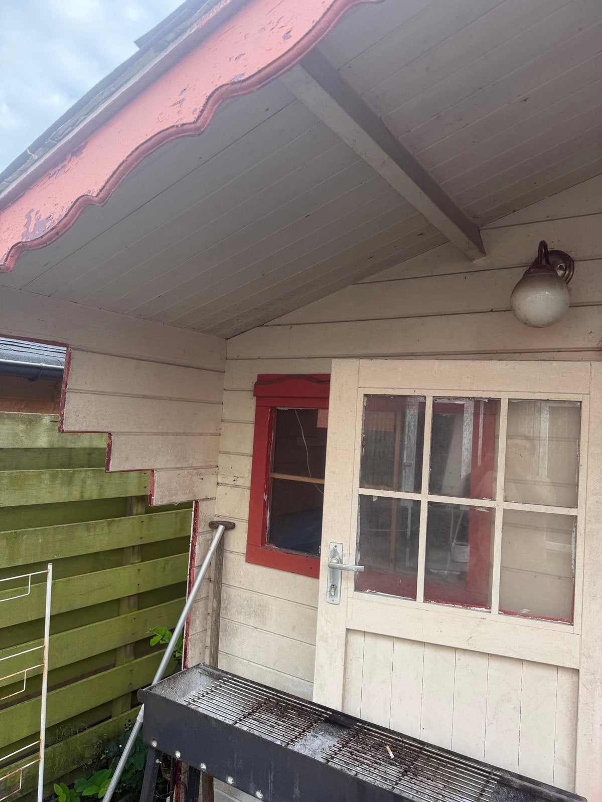 Gebruikte houten schuur met ramen en deur, Tuin en Terras, Ophalen, 250 tot 500 cm, Schuur, 2 ramen