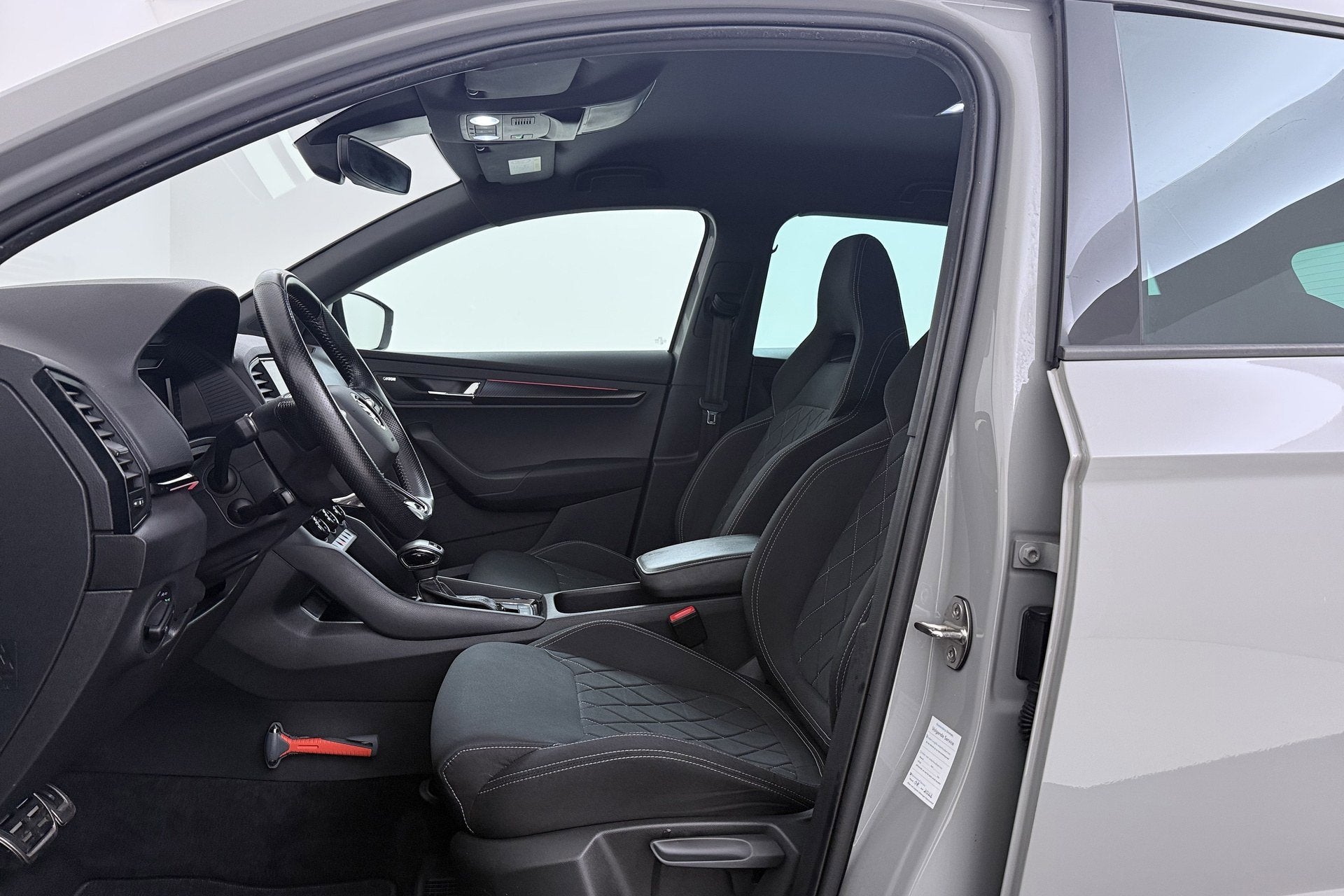 Skoda Karoq 1.5 TSI Sportline Business | Uitklap Trekhaak |, Auto's, Stof, 4 cilinders, 150 pk, Adaptive Cruise Control