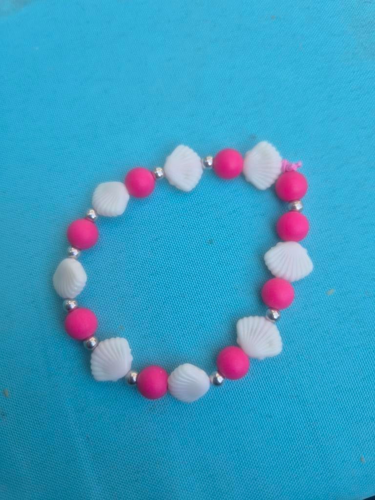 Armband met roze kralen en schelpjes, Overige materialen, Ophalen of Verzenden, Zo goed als nieuw, Roze