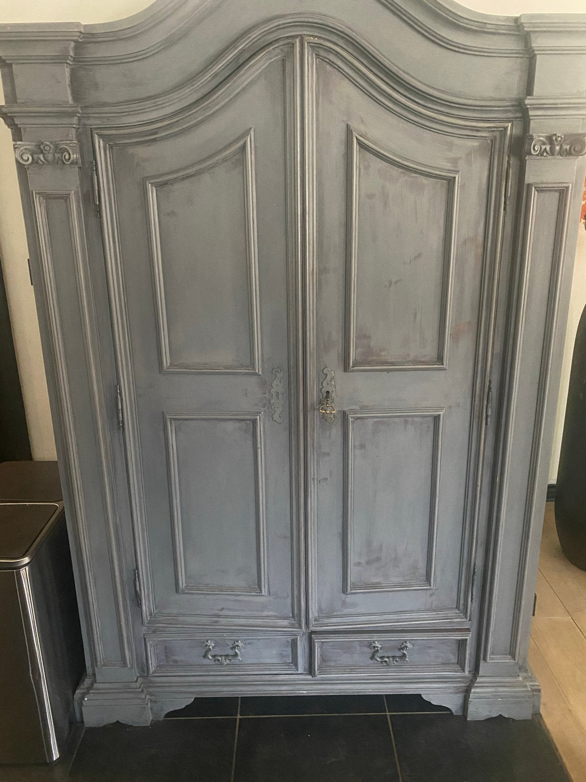 Antieke grijze kast met sierlijke details, Ophalen