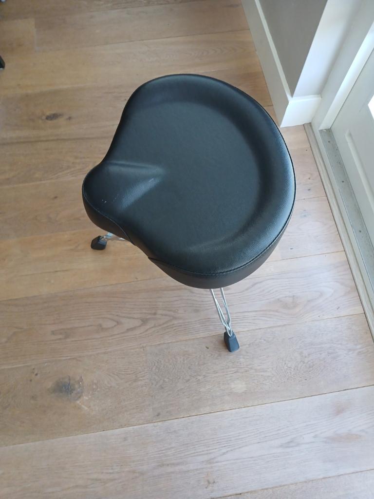 Fame Drumkruk - Comfortabele en Stevige Zadelkruk, Muziek en Instrumenten, Drumstellen en Slagwerk, Ophalen of Verzenden, Zo goed als nieuw