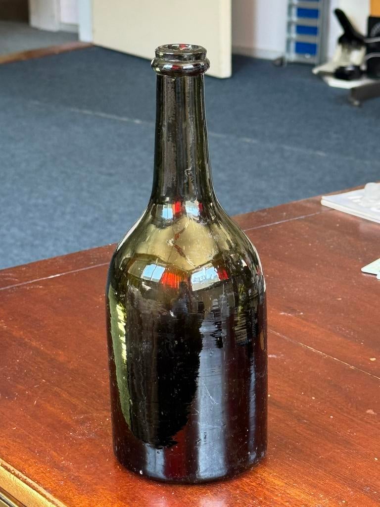 1800 Wijnfles bodemvondst aangebrachte losse lip, Ophalen of Verzenden