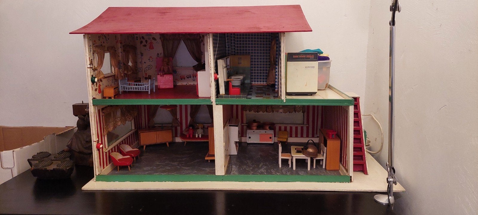 Vintage poppenhuis met werkend Licht en meubels, Kinderen en Baby's, Speelgoed | Poppenhuizen, Ophalen, Gebruikt, Poppenhuis