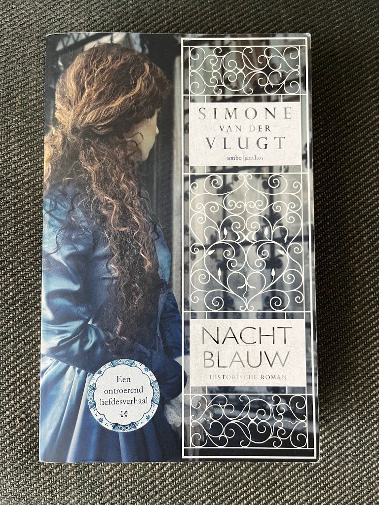 Simone van der Vlugt - Nachtblauw., Boeken, Romans, Zo goed als nieuw, Ophalen of Verzenden
