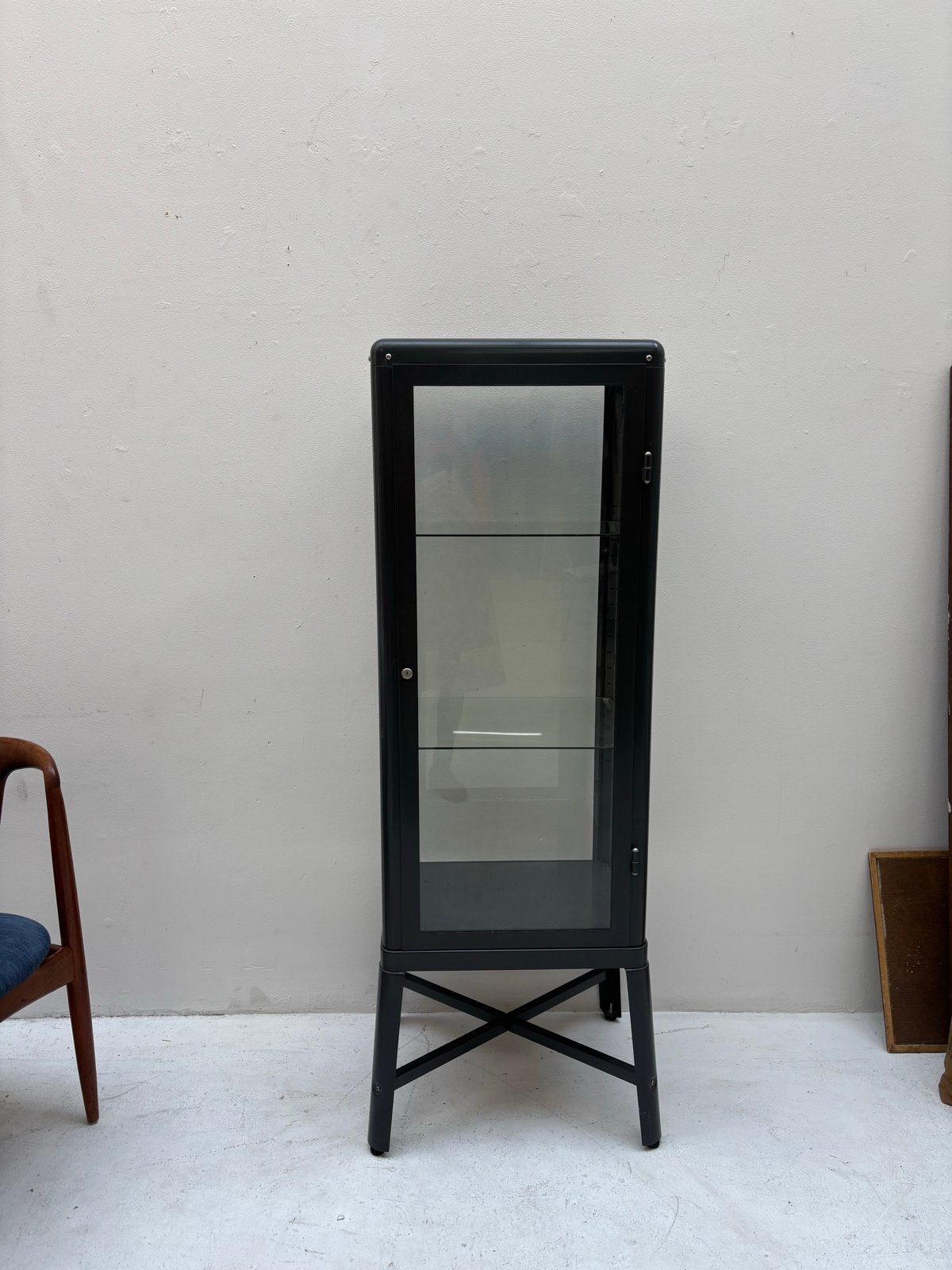 Zwarte vitrinekast met glazen planken, Ophalen, Fokke Simonszstraat 10, Minder dan 50 cm, Gebruikt