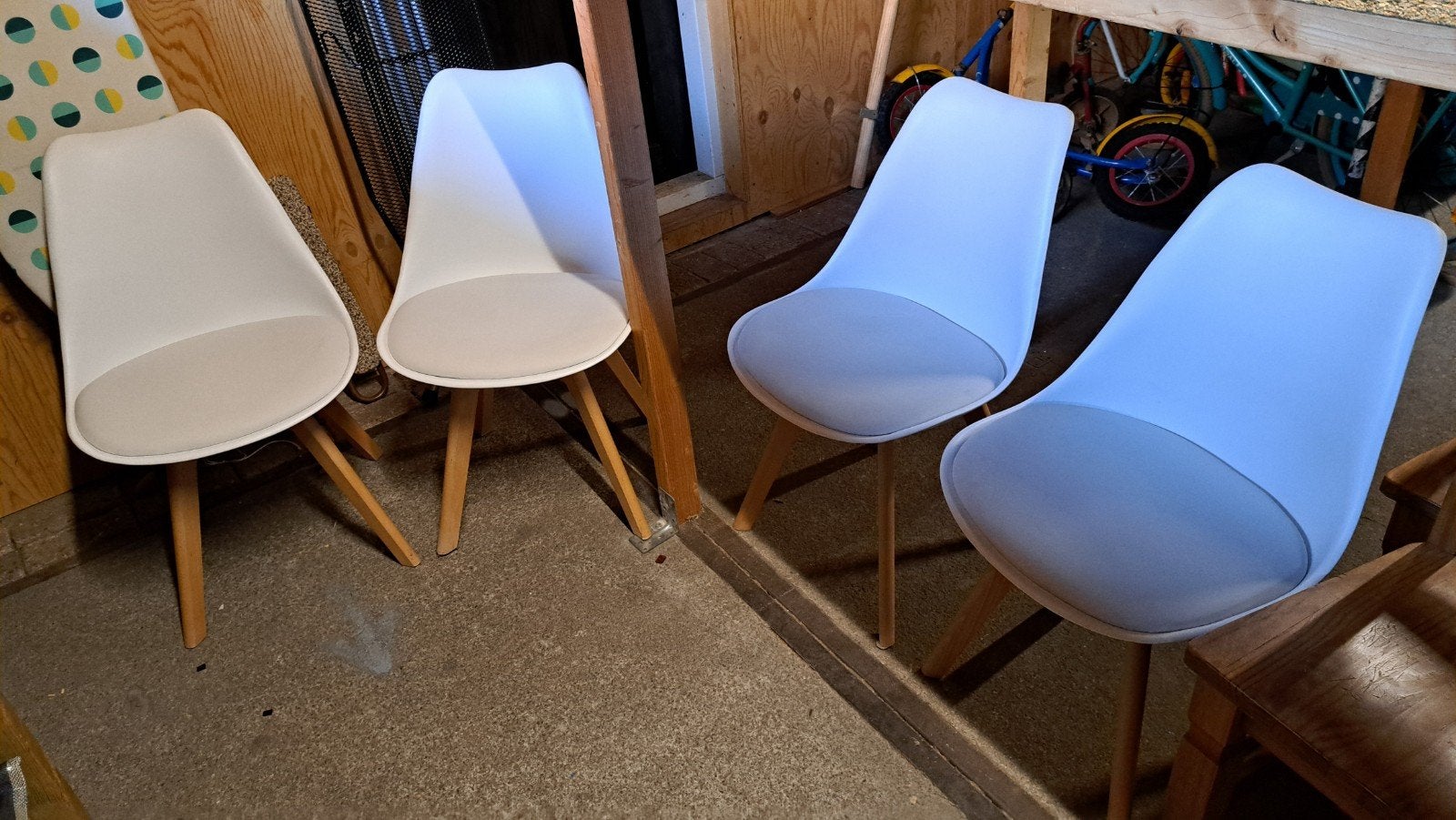 Set van 4 moderne stoelen met houten poten en kussens, Ophalen, Modern, Scandinavisch, Wit, Zo goed als nieuw