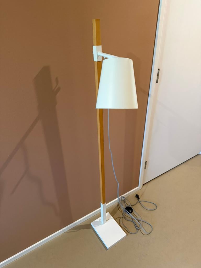 It’s about Romi staande lamp wit, Ophalen, Gebruikt, Hout, 150 tot 200 cm