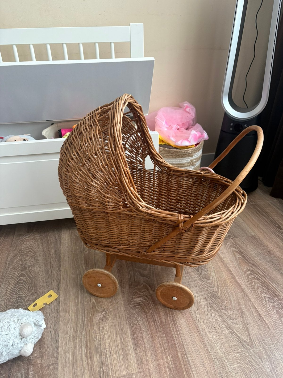 Rotan poppenwagen met houten wielen, Ophalen, Gebruikt, Meisje