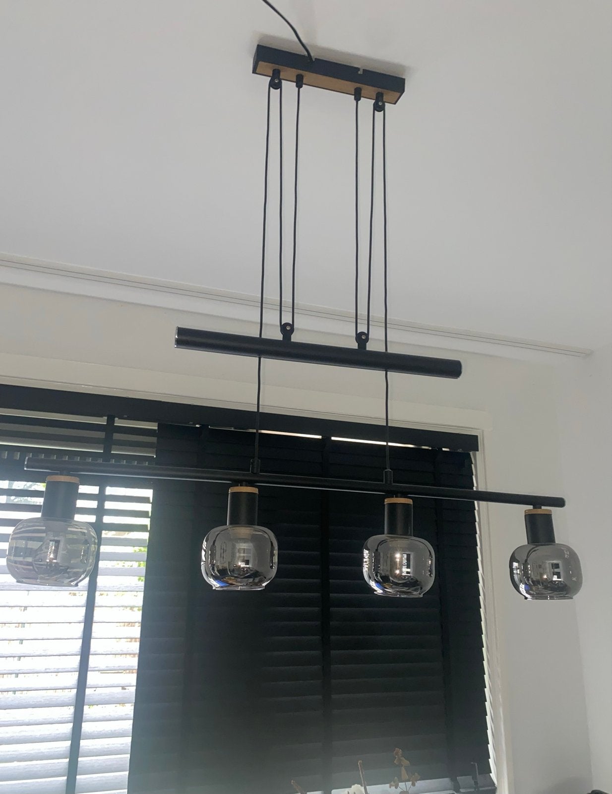 Moderne hanglamp met 4 glazen kappen - Zo goed als nieuw, Ophalen of Verzenden, Zo goed als nieuw, Glas, E27 (groot)
