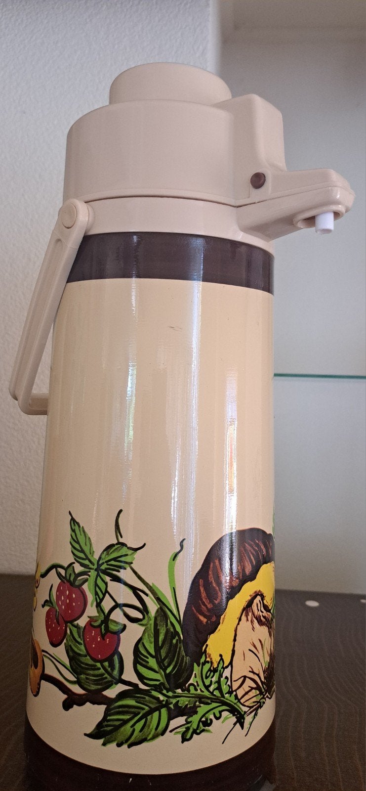Vintage thermoskan met paddenstoel en aardbei decor, Huis en Inrichting, Keuken | Keukenbenodigdheden, Gebruikt, Kunststof, Ophalen of Verzenden