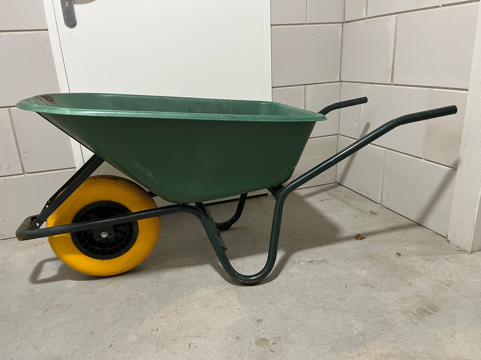 Stevige kruiwagen met geel anti-lek wiel, Ophalen, Gebruikt, Handmatig, Eenwielig