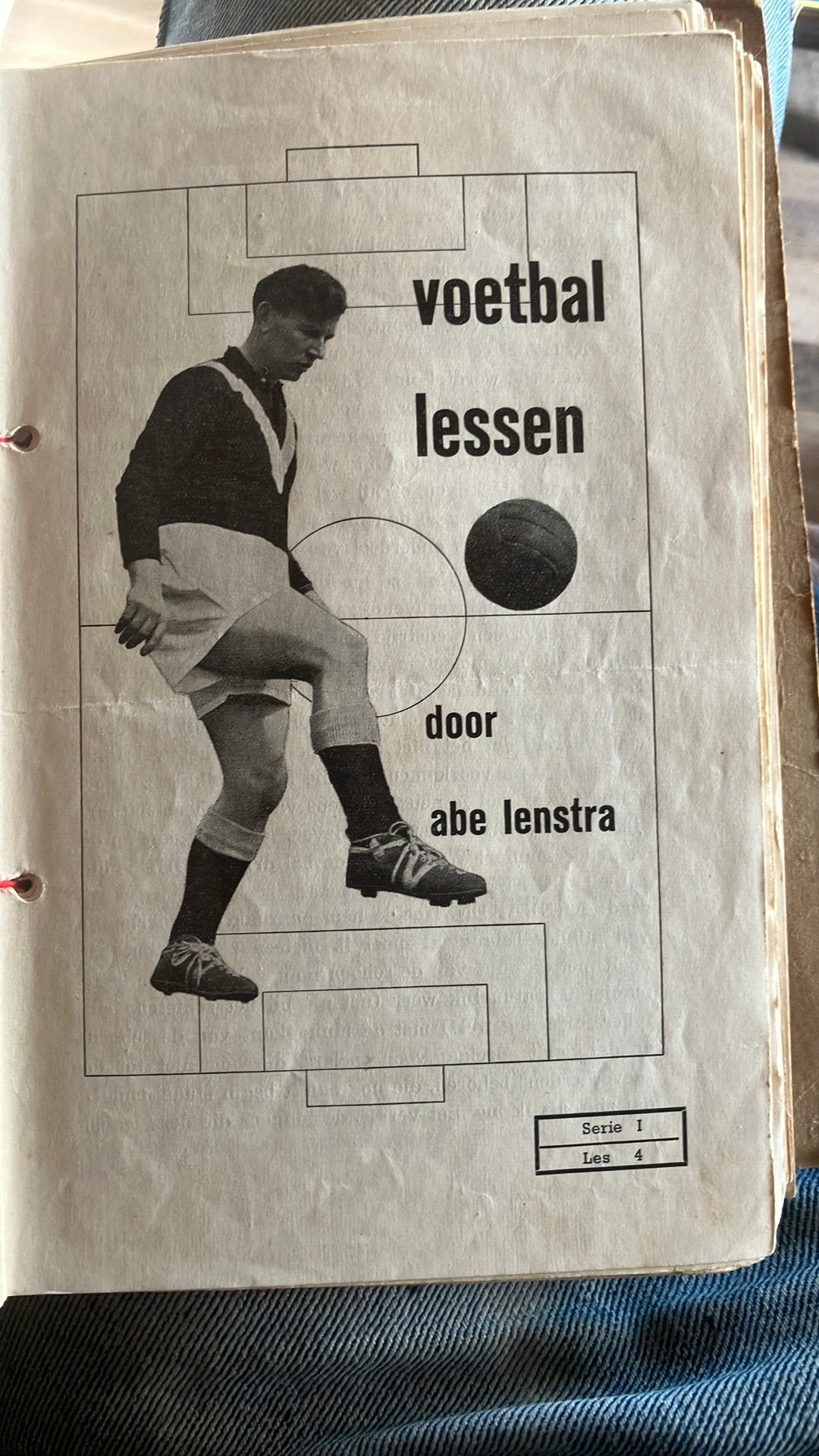 Voetballessen door Abe Lenstra, Ophalen of Verzenden, Gelezen, Balsport