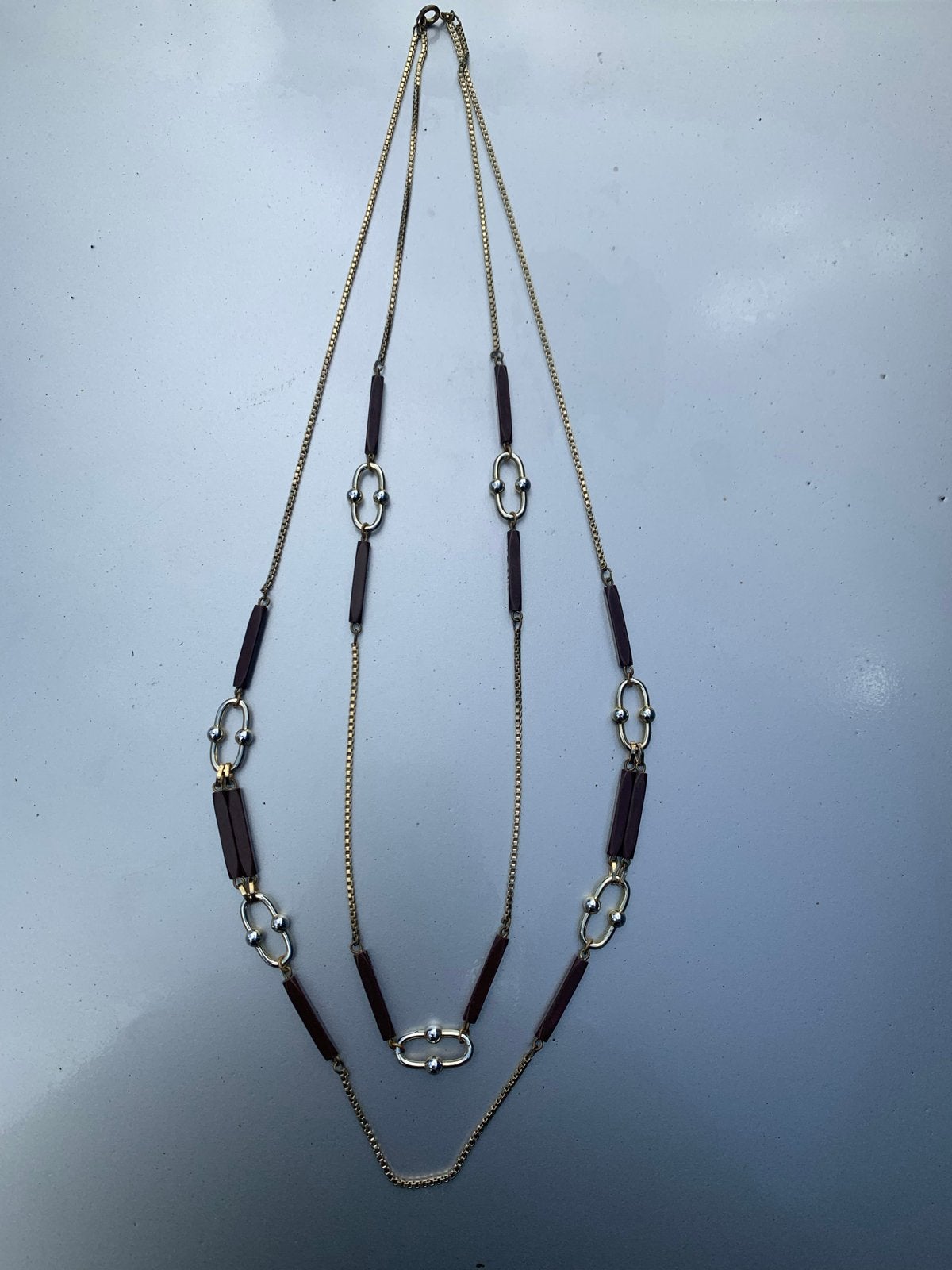 Lange ketting met goudkleurige schakels en bruine kralen, Ophalen of Verzenden, Gebruikt, Goud, Overige materialen