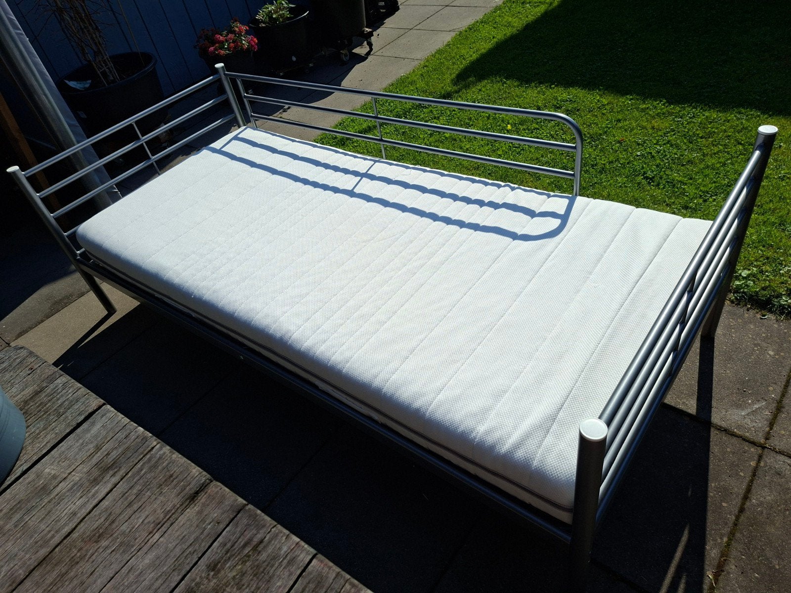 Eenpersoons metalen bed met matras, Ophalen, Gebruikt, 90 cm, Eenpersoons