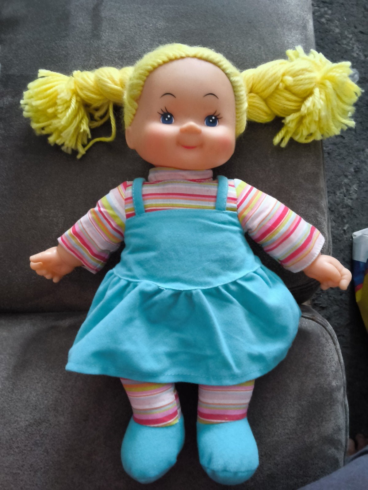 Leuke Simbas pop met gele staartjes en blauwe jurk, Kinderen en Baby's, Ophalen of Verzenden, Zo goed als nieuw, Overige typen