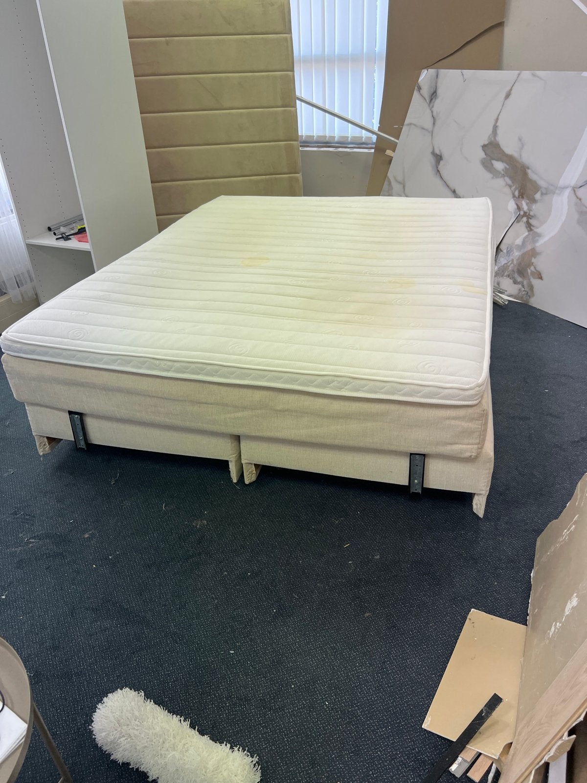 Gratis Tweepersoons boxspring met matras, Huis en Inrichting, Slaapkamer | Bedden, Ophalen, Gebruikt, Beige, Tweepersoons