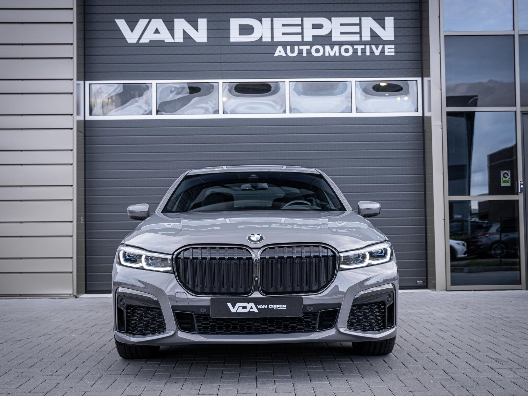 BMW 7-serie 745Le High Executive - M-Sport l Bernina l Rear, Auto's, Achterwielaandrijving, Gebruikt, 394 pk, Bedrijf