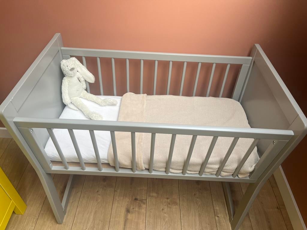 Grijs babybedje/wieg/schommelwiegje, Ophalen, Zo goed als nieuw, Wieg