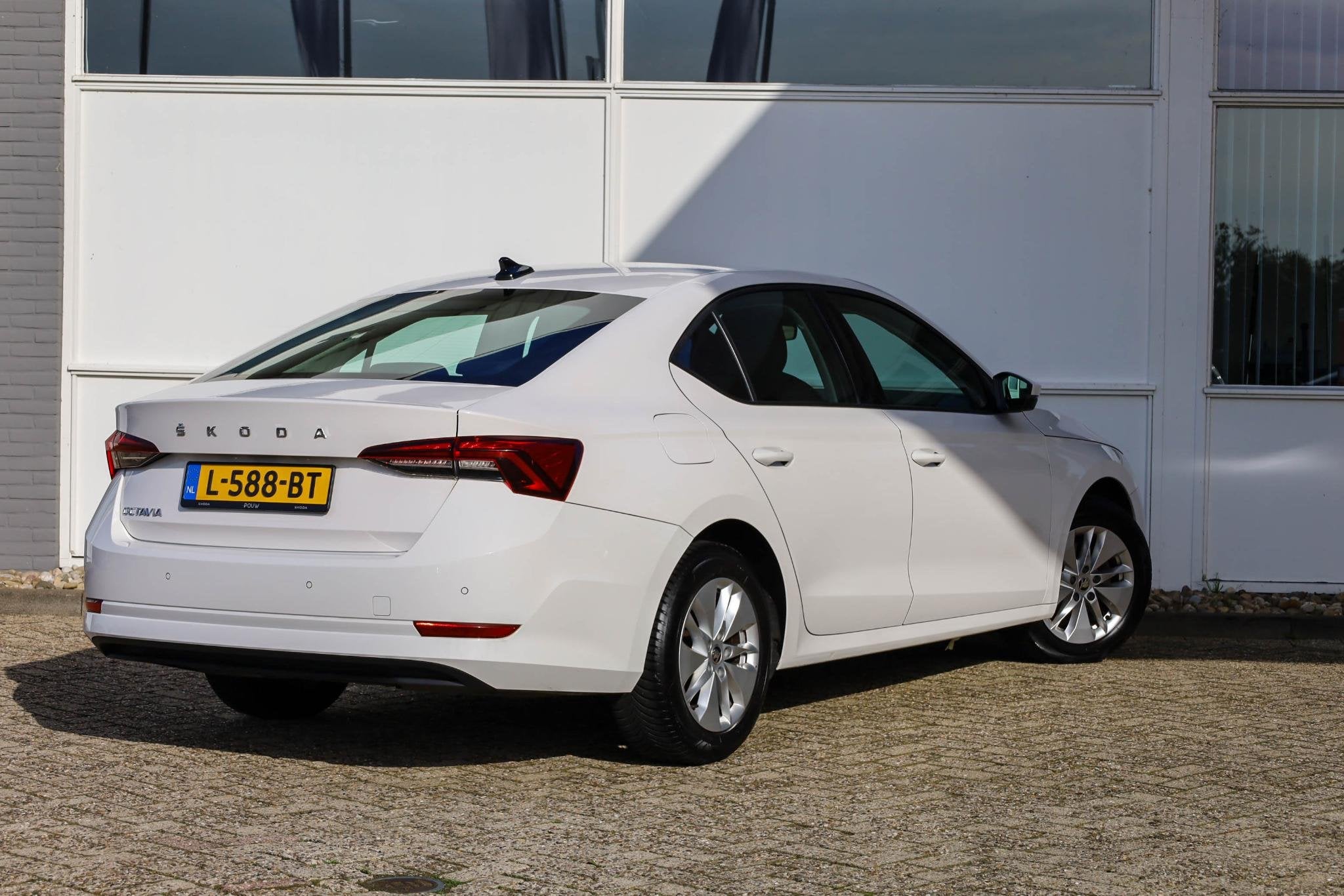 Skoda Octavia 1.0 TSI 110pk Ambition | Parkeersensoren | LED, Auto's, Voorwielaandrijving, 12 maanden, Stof, Gebruikt