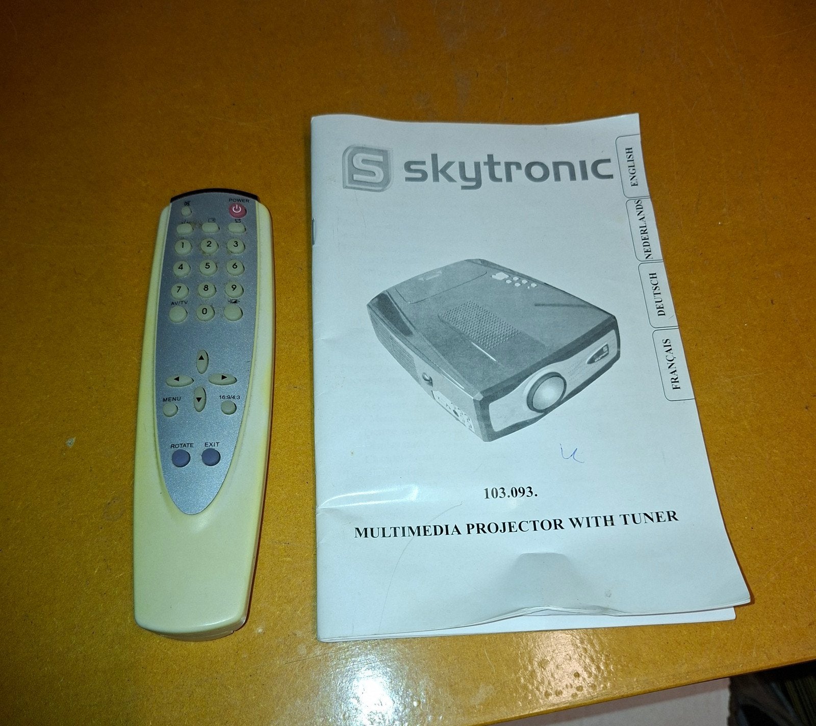 skytronic beamer met reserve lamp, Ophalen of Verzenden, Zo goed als nieuw