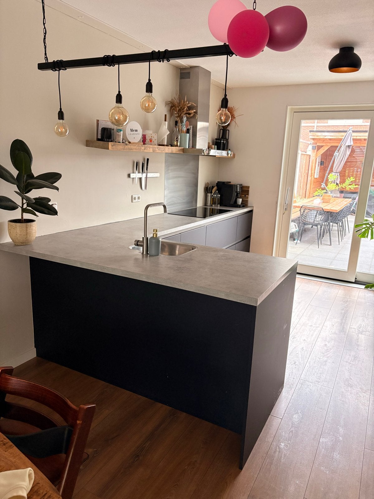 Moderne hoekkeuken met kookeiland en inbouwapparatuur, Ophalen, Zwart, Hoekkeuken, Zo goed als nieuw