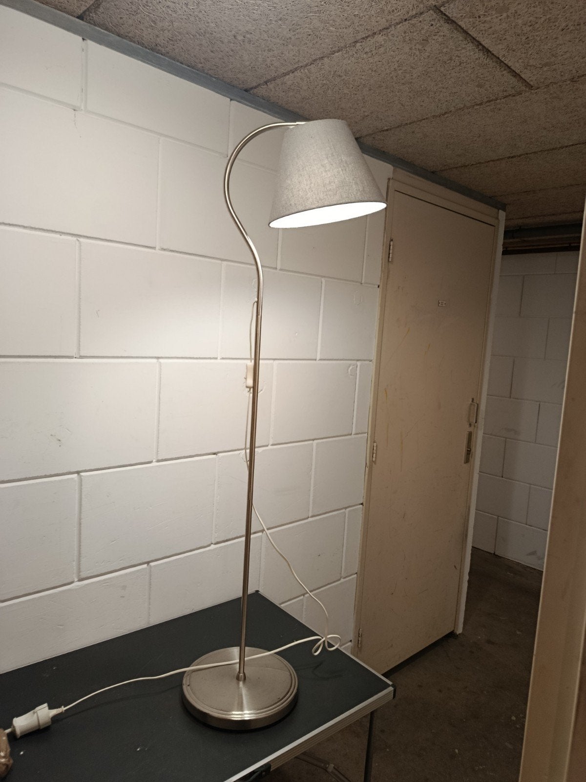 IKEA Kroby Vloerlamp met grijze kap - Zo goed als nieuw, Ophalen of Verzenden