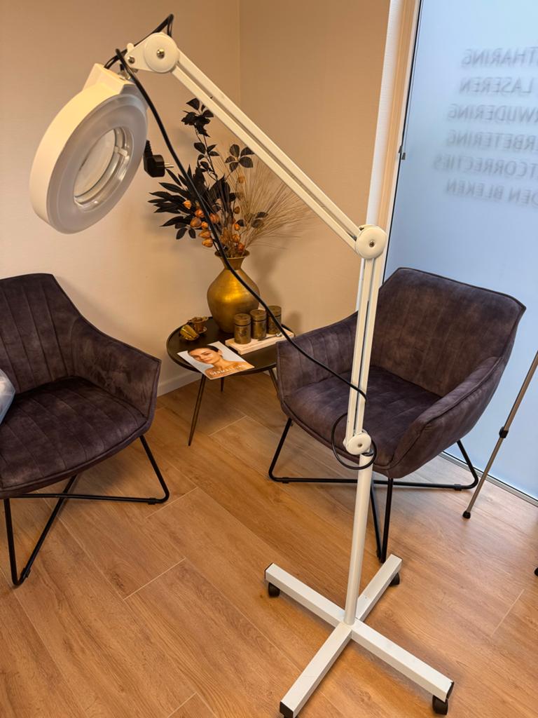 Lichttherapielamp met vergrootglas op statief, Ophalen of Verzenden, Zo goed als nieuw