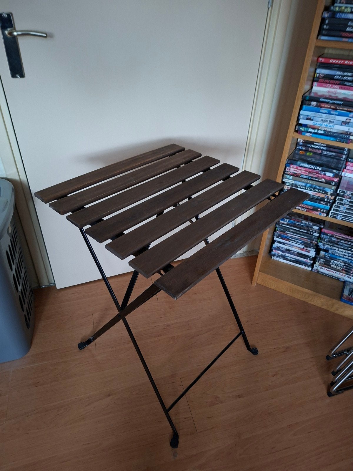 2x tafeltjes  houten blad  metalen pootje.  inklapbaar, Ophalen, Minder dan 55 cm, Gebruikt, Metaal of Aluminium