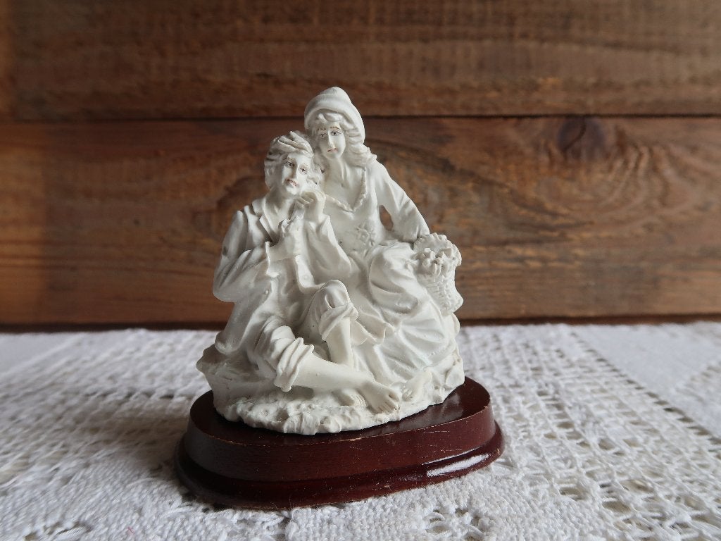 Vintage beeldje van verliefd stel op houten voet, Ophalen of Verzenden, Gebruikt, Mens