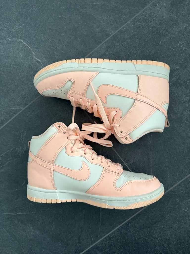 Nike Dunk High 'Sail/Crimson Tint' - Zalmroze - Maat 37,5, Kleding | Dames, Schoenen, Ophalen of Verzenden, Zo goed als nieuw