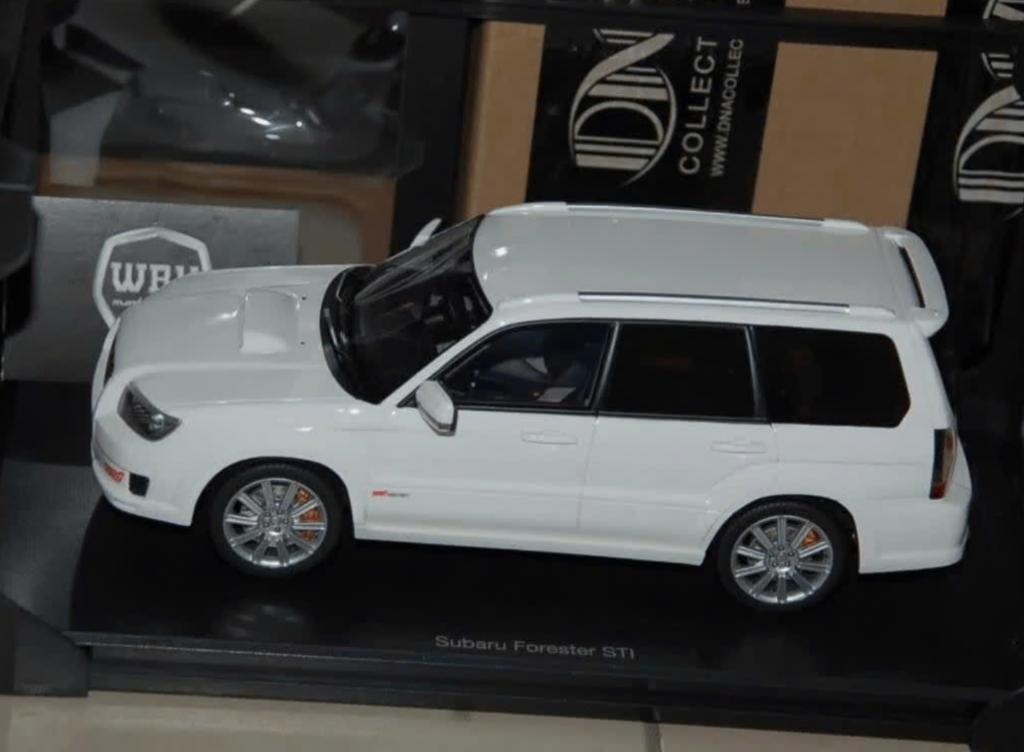 1:18 SUBARU FORESTER STI 2007 white DNA collectibles WRH, Verzenden, Zo goed als nieuw, Auto, Overige merken